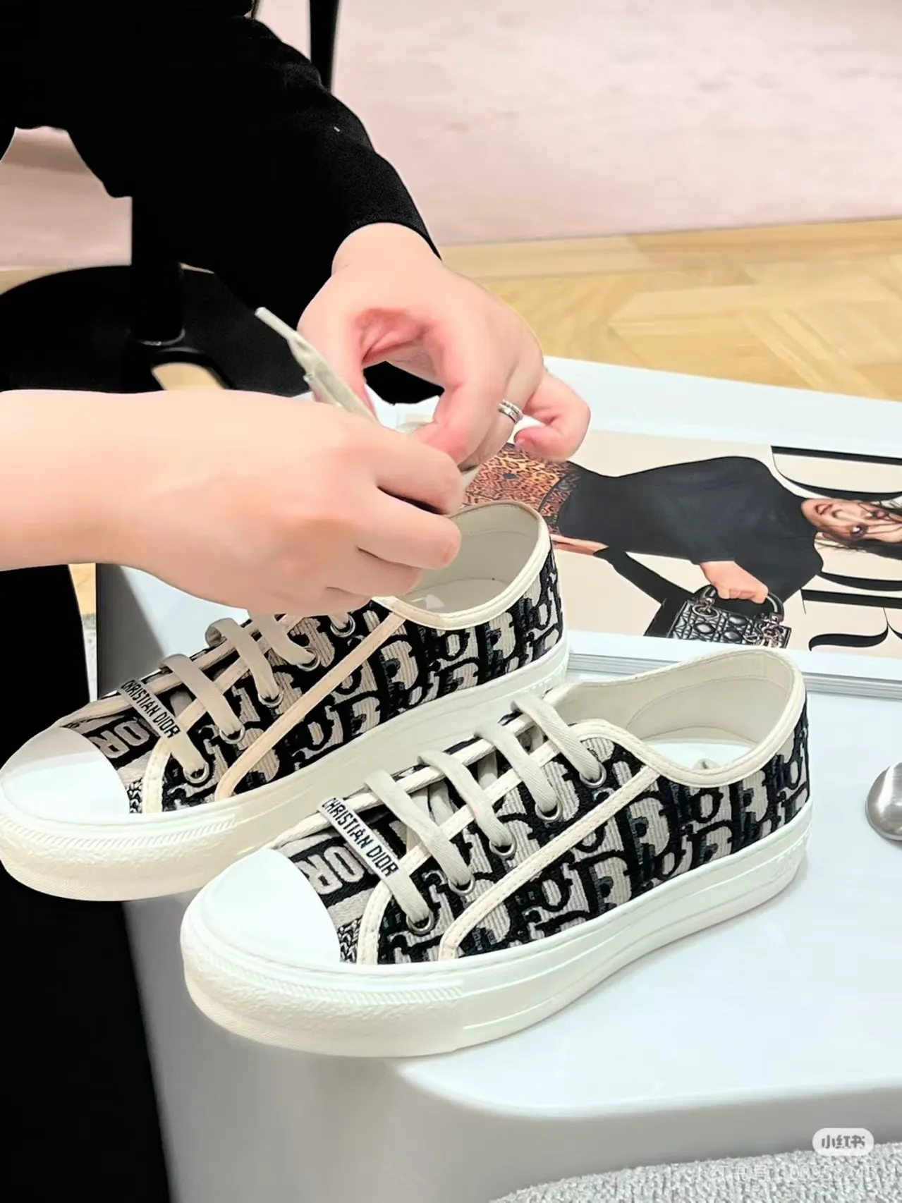 👟👟Ex-factory price 500👟👟 New arrival at D home, synchronized with the official website WALK N DIOR embroidered canvas shoes series, 100% cotton silk double-sided three-dimensional embroidery All the materials of this shoe are original molds, right down to the hardware, laces, outsole, PU midsole...the upper fabric is made of double-sided pure cotton silk three-dimensional electric embroidery. Each style looks colorful, but it does not make it difficult to match clothes. The entire series is like a piece of handicraft, unique!  ▪️Inner lining: full-grain mixed sheep and sheepskin ▪️Foot pads: same color cowhide, comfortable to the feet ▪️My last style is exactly the same as ZP, welcome to compare. My color scheme is the most complete, and the counter has a full set of packaging. Code number: 35-41